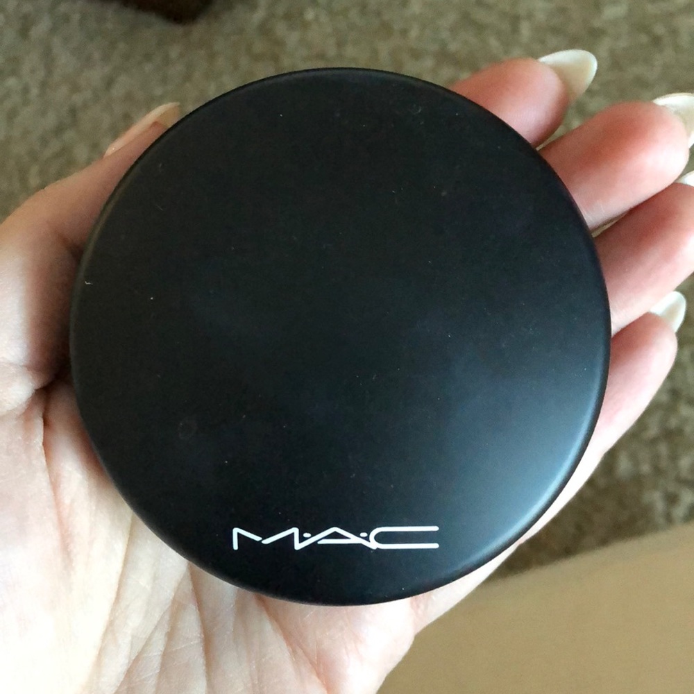MAC Light Mineralized Skinfinish